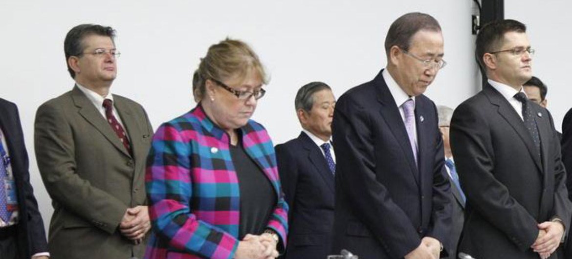 Secretary-General Ban Ki-moon (second right) and General Assembly President Vuk Jeremic (right) observing a moment of silence at the start of a briefing to the Assembly on the impact of Hurricane Sandy.