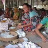 Des ouvrières dans une usine du Bangladesh, en train de fabriquer des bidis,  cigarettes très populaires en Asie du Sud.