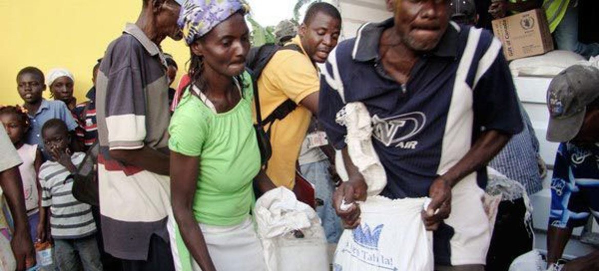 Distribution alimentaire en Haïti après l'ouragan Sandy.