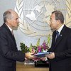 Secretary-General Ban Ki-moon receives Independent Review Panel on Sri Lanka report from ASG Charles Petrie.