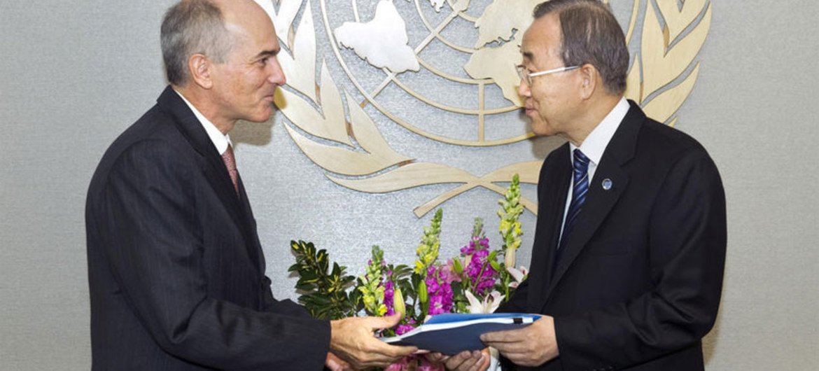 Le Secrétaire général reçoit le rapport du groupe chargé d'évaluer la réponse du système des Nations Unies au Sri Lanka lors du conflit en 2009 des mains de son Président, le Sous-Secrétaire général Charles Petrie.