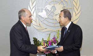 Secretary-General Ban Ki-moon receives Independent Review Panel on Sri Lanka report from ASG Charles Petrie.