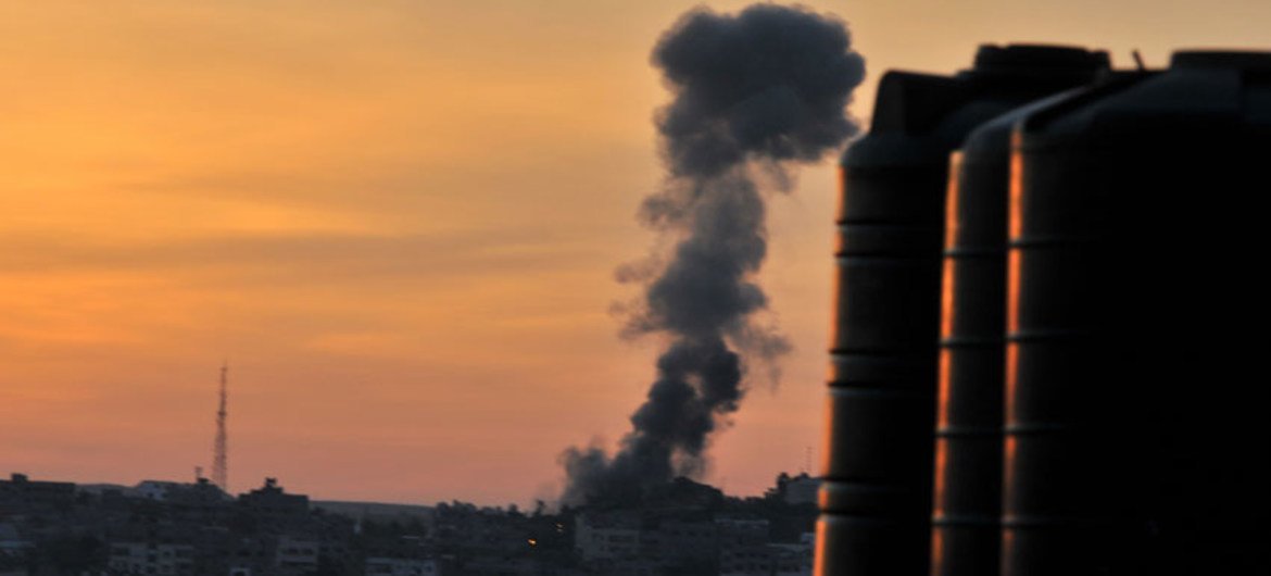 Une colonne de fumée s'élève au-dessus de Gaza après des frappes aériennes israéliennes.