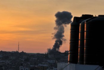 Une colonne de fumée s'élève au-dessus de Gaza après des frappes aériennes israéliennes.