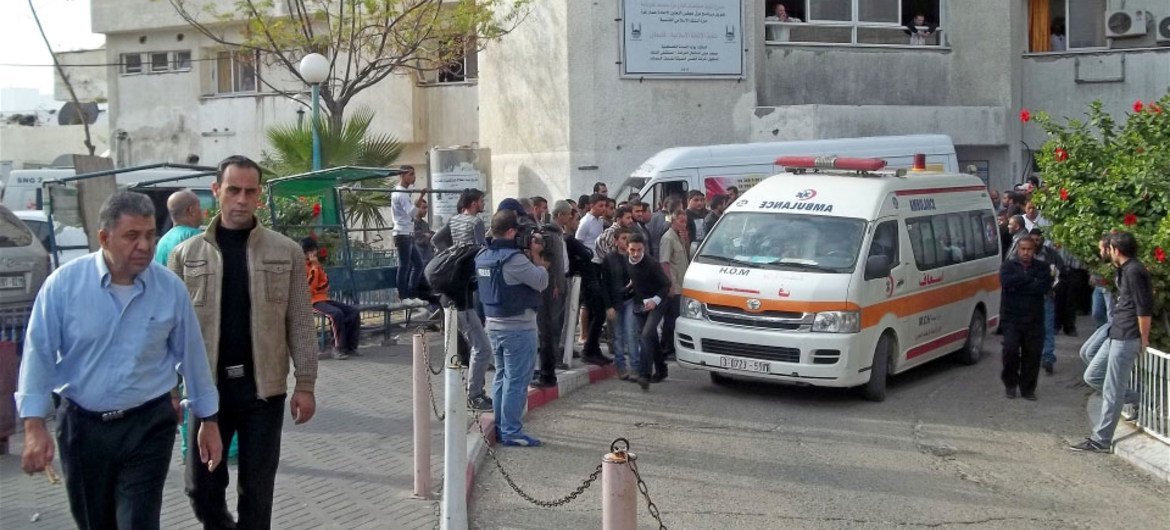 Une ambulance transporte des Palestiniens blessés de  l'hôpital de Shifa, à Gaza, en direction de l'Egypte où ils recevront des soins d'urgence.