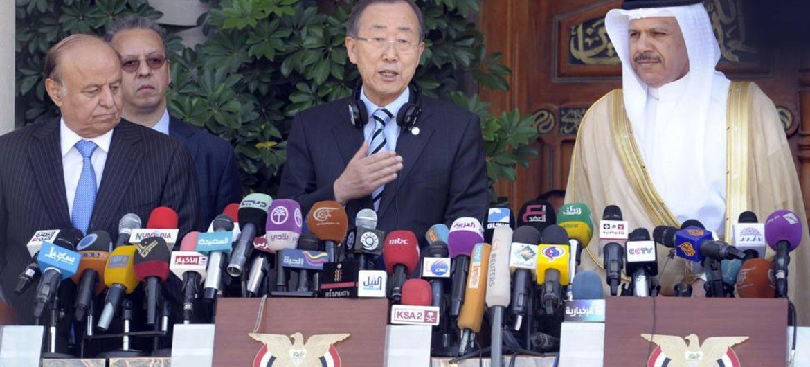Secretary-General Ban Ki-moon (centre) holds press conference with President Abdrabuh Mansour Hadi of Yemen (left) and Abdul Latif Bin Rashid Al Zayani of the Cooperation Council for the Arab States of the Gulf.