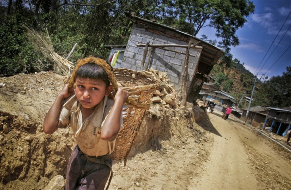 Un petit garçon travaille comme ouvrier près de Katmandou, au Népal. Photo: David Longstreath/IRIN