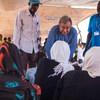 Le Haut Commissaire des Nations Unies pourt les réfugiés, António Guterres, s'adresse à un groupe de filles en attente d'être enregistrées, dans le camp de Yida, au Soudan du Sud.