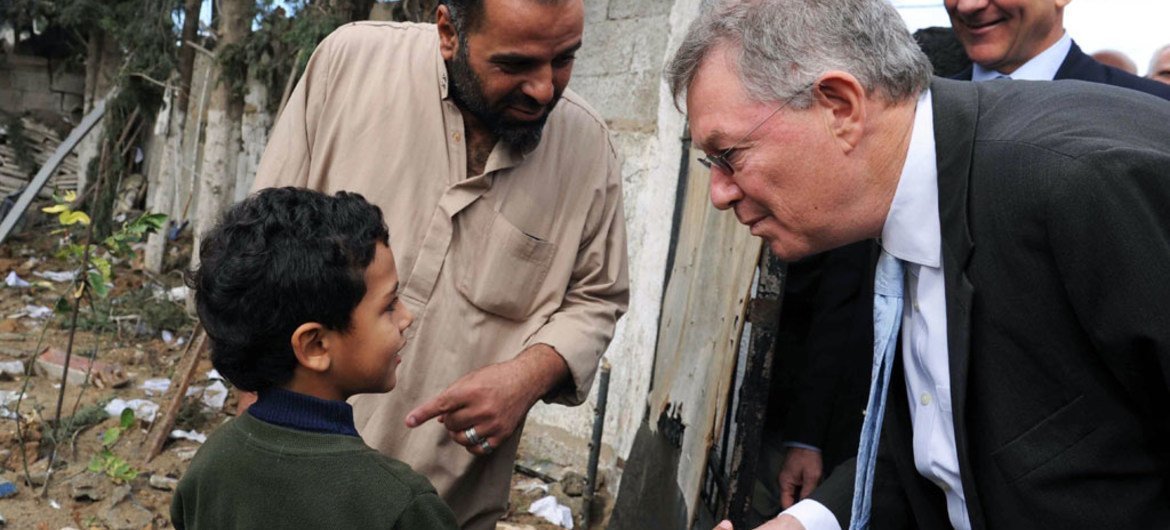 Le Coordonnateur spécial des Nations Unies pour le processus de paix au Moyen-Orient, Robert Serry, salue un garçon Palestinien lors de sa visite à Gaza le 25 novembre dernier.