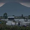 Un volcan surplombe le camp de Mugunga III, dans l'est de la RDC.