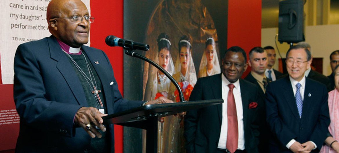 رئيس الأساقفة، ديزموند توتو يتحدث في معرض للصور في مقر الأمم المتحدة في نيويورك، بمناسبة الاحتفال بأول يوم للطفلة.