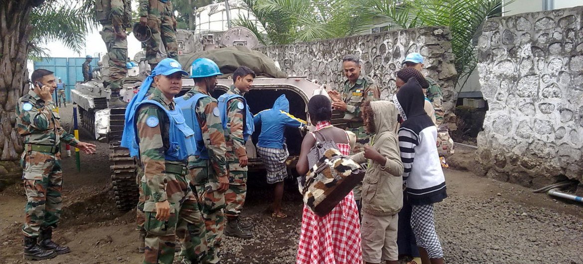 Des Casques bleus de la MONUSCO évacuent des enfants au lendemain de la prise de Goma par les rebelles du M23.