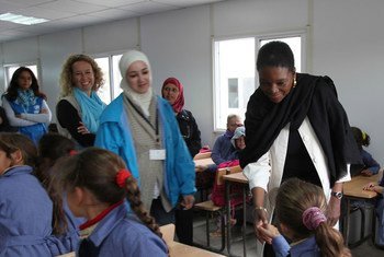 UN humanitarian chief Valerie Amos (right) meets with school children during a visit to Za’atri Refugee Camp in Jordan on 27 November 2012.