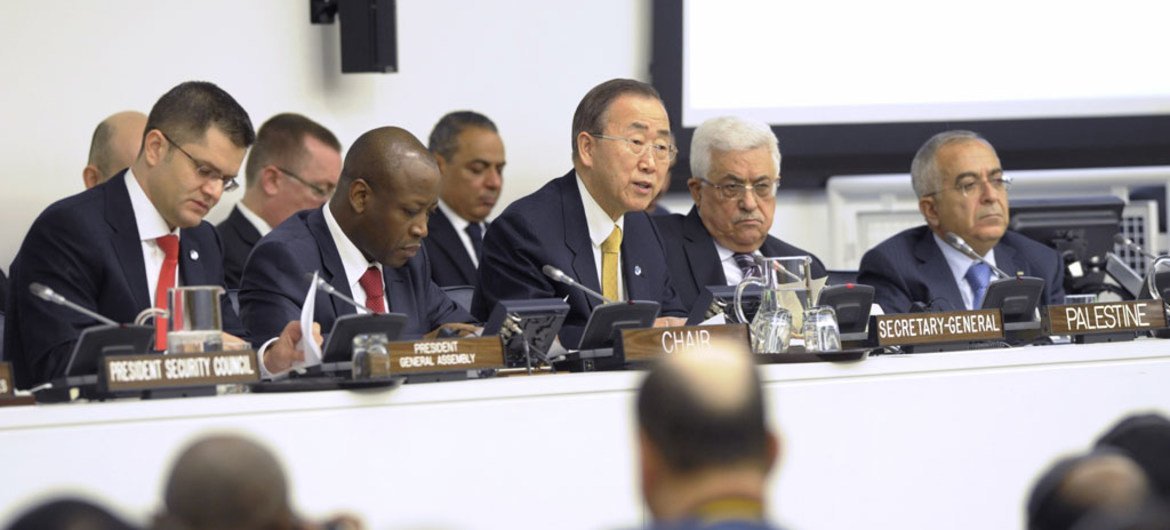 Secretary-General Ban Ki-moon (centre) and General Assembly President Vuk Jeremic (left) at a special meeting of the Committee on the Exercise of the Inalienable Rights of the Palestinian People.