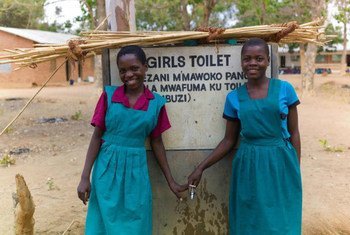 Maliyeti et Sayini, toutes les deux 14 ans, devant les toilettes pour filles d'une école au Malawi.