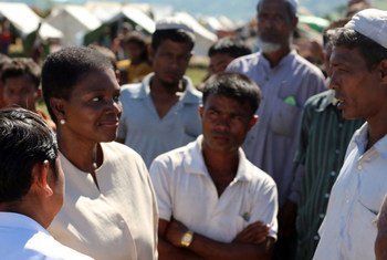 Humanitarian chief Valerie Amos (left) speaks with community leaders on a visit to Kyein Ni Pyin camp in Pauktaw, Myanmar.