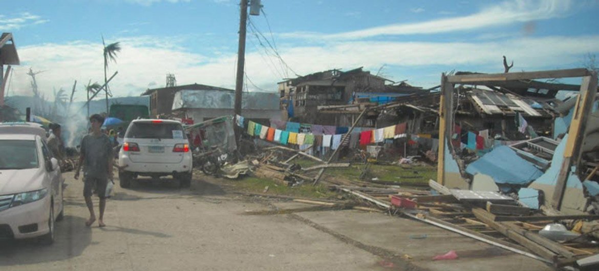 Les habitants du village de Cateel, aux Philippines, retire les débris laissés par la passage du cyclone Bopha.