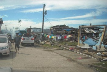 Les habitants du village de Cateel, aux Philippines, retire les débris laissés par la passage du cyclone Bopha.