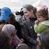 من الأرشيف: أنجيلينا جولي المبعوثة الخاصة لمفوضية الأمم المتحدة لشؤون اللاجئين والنجمة الأميركية تلتقي مجموعة من اللاجيئن السورين على الحدود السورية-الأردنية.