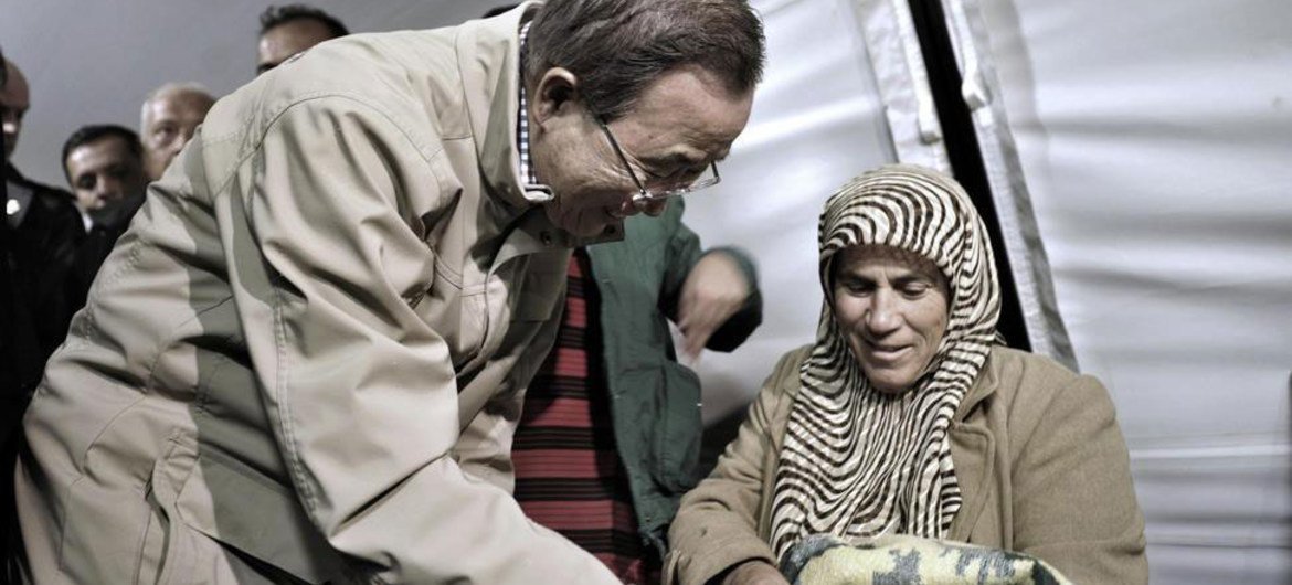 Le Secrétaire général des Nations Unies, Ban ki-moon, dans le camp de réfugiés syriens d'Islahiye, en Turquie.