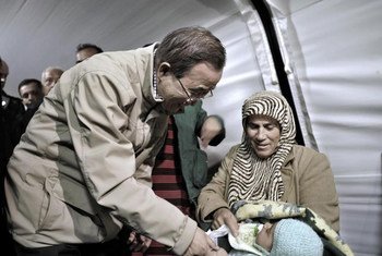 Le Secrétaire général des Nations Unies, Ban ki-moon, dans le camp de réfugiés syriens d'Islahiye, en Turquie.
