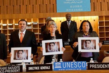 La manifestation "Défendons Malala  Défendons le droit des filles à l'éducation", organisée par l'UNESCO le 10 dcembre à Paris.