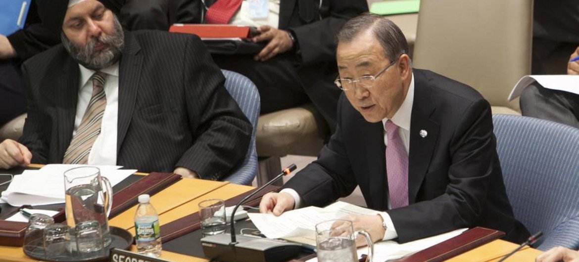 Secretary-General Ban Ki-moon (right) addresses Security Council meeting on the Sahel region of West Africa.