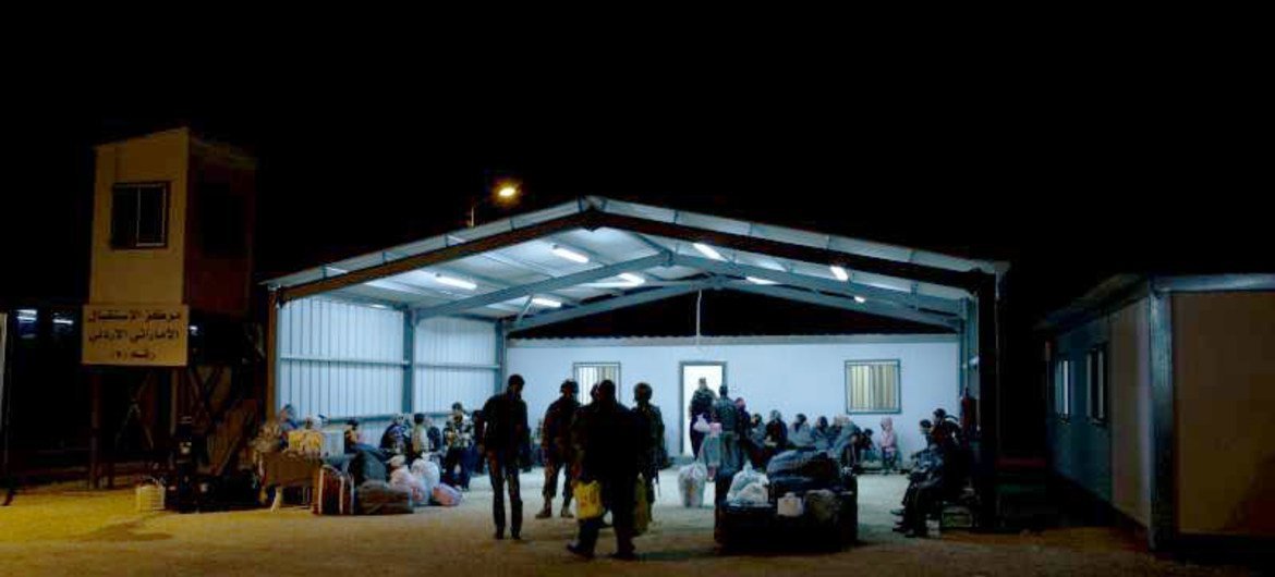 Des réfugiés syriens en cours d'enregistrement par les autorités jordaniennes après avoir traversé la frontière en décembre.