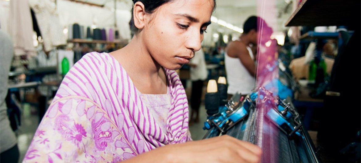孟加拉国一名制衣厂女工。联合国图片/Kibae Park