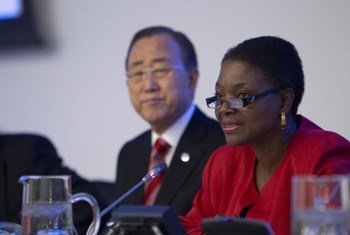 Le Secrétaire général Ban Ki-moon et la Secrétaire générale adjointe aux affaires humanitaires, Valerie Amos, lors de la Conférence de haut niveau sur le CERF, qui s'est tenue le 11 décembre 2012, à New York. UN