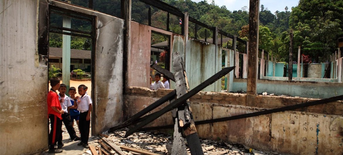 Des enfants jouent dans les décombres d'une école ravagée par un incendie dans le sud de la Thaïlande en 2008.