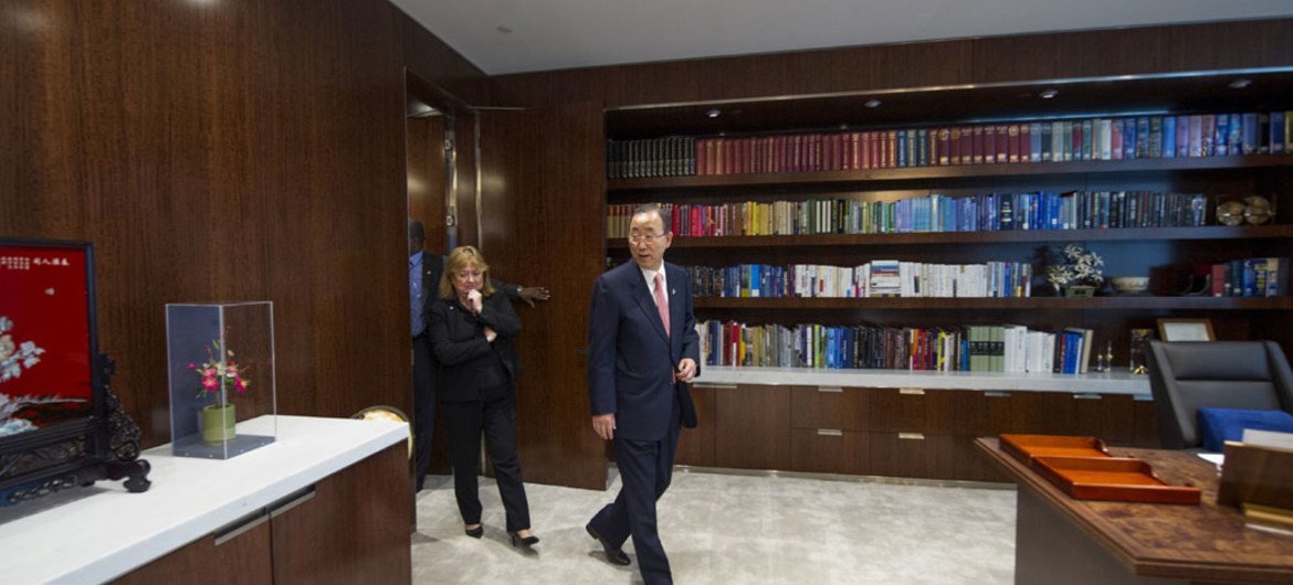 Le Secrétaire général Ban ki-moon (à droite), accompagné de sa Chef de Cabinet, Susana Malcorra, retrouve son bureau du Siège des Nations Unies refait à neuf.
