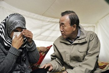 Le Secrétaire général Ban Ki-moon s'entretient avec une femme en détresse dans le camp de réfugiés syriens d'Islahiye, en Turquie, près de la frontière avec la Syrie.