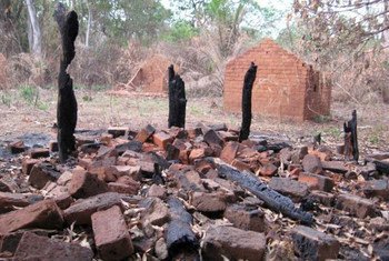 Les ruines d'une maison incendiée par des combattants de la LRA dans le village de Nguili-Nguili, en République centrafricaine.