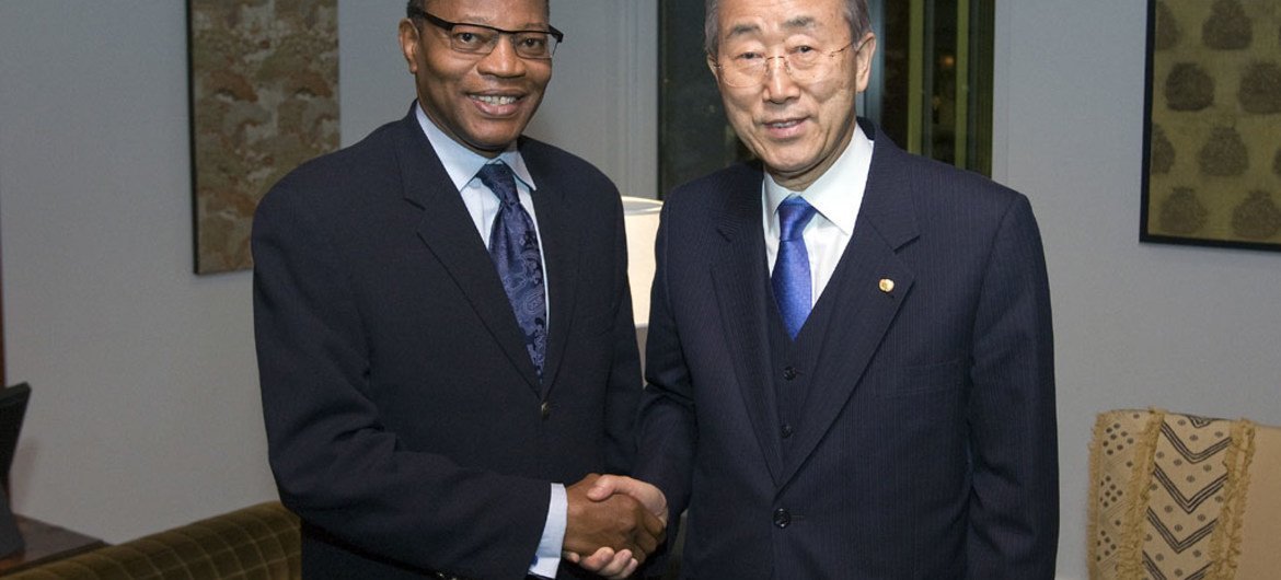Mohamed Ibn Chambas (à gauche) avec le Secrétaire général Ban Ki-moon. Photo ONU/Eskinder Debebe