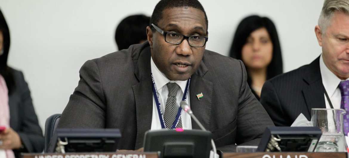 L'Ambassadeur Henry L. Mac-Donald, du Suriname, Président de la Troisième Commission de l'Assemblée générale, lors d'une séance publique.