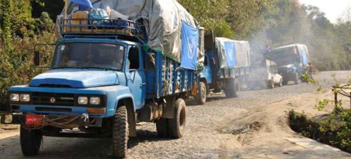 Un convoi d'aide humanitaire de l'ONU arrive en mars 2012 dans un camp de personnes déplacées situé dans l'état de Kachin, au Myanmar.