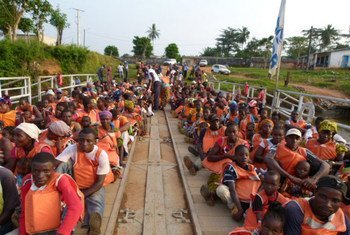 Liberians cross the Cavaly River to their homeland from Côte d’Ivoire.