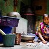 家庭工人在印度新德里手洗衣服。