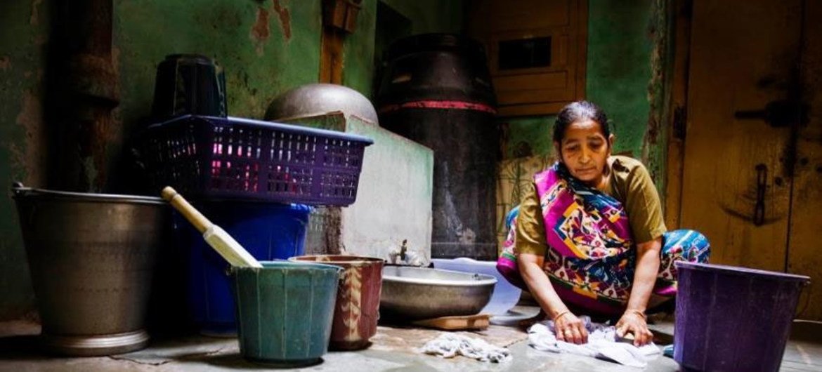 Uma empregada doméstica lava roupas à mão em Nova Delhi, Índia. 