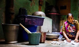 Las mujeres realizan la mayor parte de los trabajos doméstico y de cuidados.