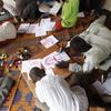 Watoto waliotumikishwa kijeshi wakichora katika kituo cha UNICEF, Jamhuri ya Afrika ya Kati