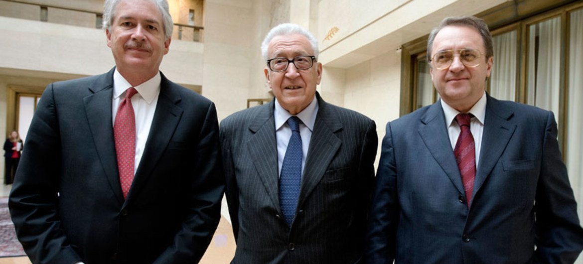 Lakhdar Brahimi (au centre) avec le Vice-ministre des affaires étrangères de Russie, Mikhail Bogdanov (à droite), et le Secrétaire d’État adjoint des Etats-Unis William Burns (à gauche). Photo ONU/Jean-Marc Ferré