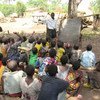 Des enfants déplacés par les violences en République centrafricaine participent à une classe en plein air dans un camp.