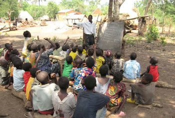 Des enfants déplacés par les violences en République centrafricaine participent à une classe en plein air dans un camp.
