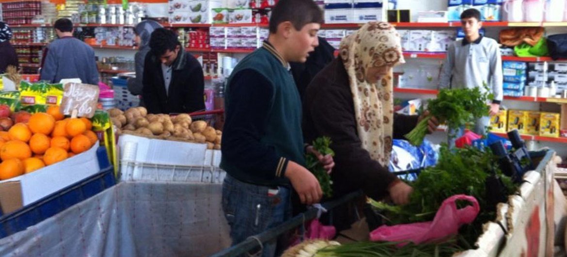 Syria refugees shop with the WFP food vouchers they received in Turkey.