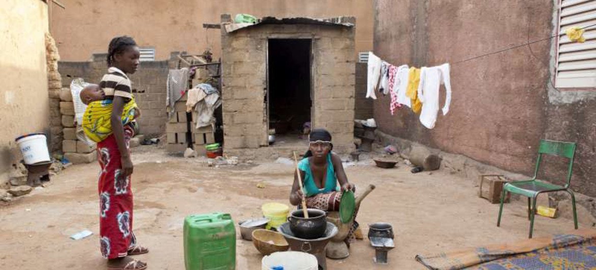 A Bamako, une Malienne déplacée prépare un repas pour sa famille.
