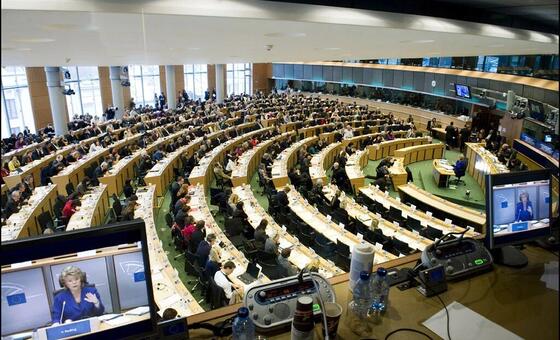 Femmes au parlement : leur nombre progresse, mais des dirigeantes de 1er plan quittent leurs fonctions