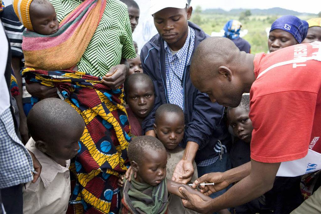 Un enfant reçoit le vaccin de la rougeole dans le camp de Kibati II, situé dans l'est de la République démocratique du Congo (RDC).