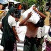 Distribution d'aide alimentaire au camp de personnes déplacées de Thea Chaung, dans l'état de Rakhine, au Myanmar.